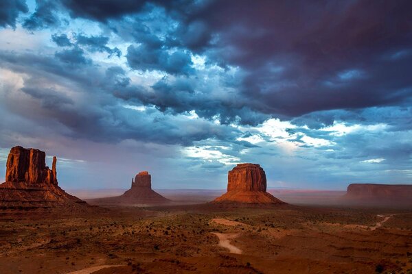 Cielo azul por la noche en Monument Valley