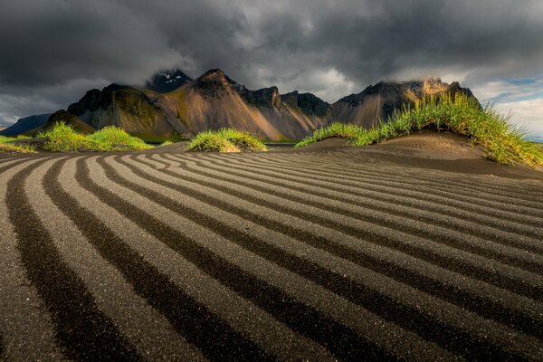 Paysage de montagnes, champs et ciel sombre