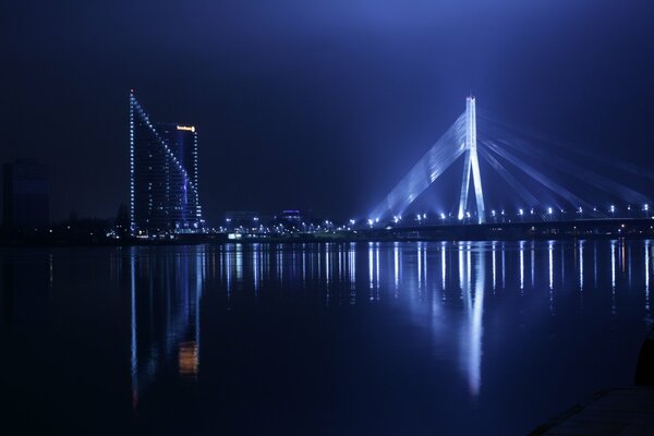 Brücke über den Fluss in der Nacht