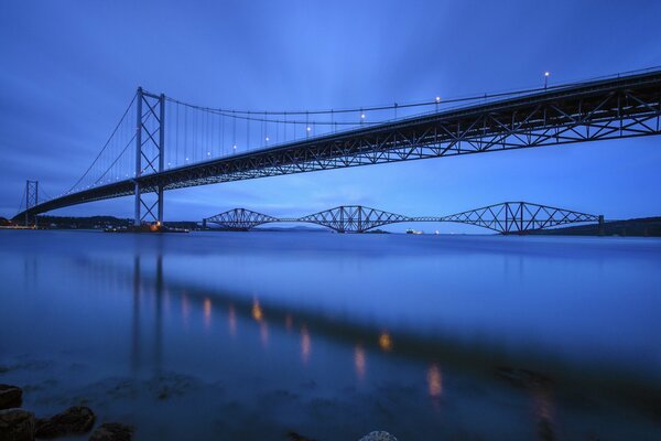 Hermosa foto del cielo de la tarde, el río y el puente