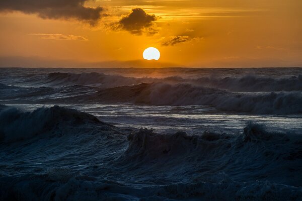 Bujny ocean w szkarłatnym zachodzie słońca