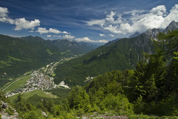 Panorama mit Blick auf die Berge und die Stadt