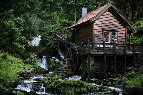 Holzhaus mit Wassermühle