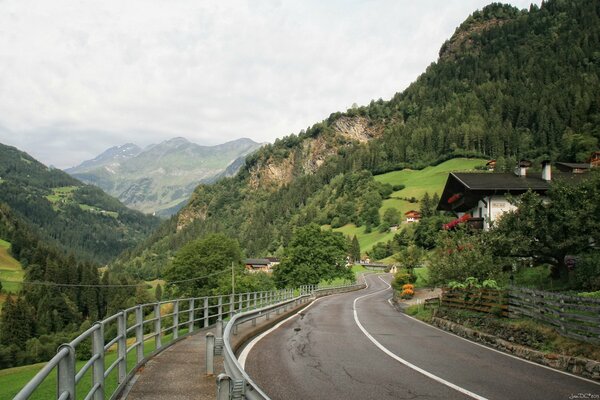 Die Straßen in Italien führen durch Hügel mit Wäldern