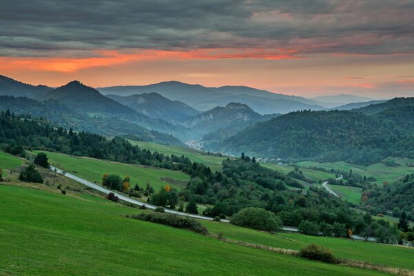 Amanecer sobre las montañas verdes, Eslovaquia