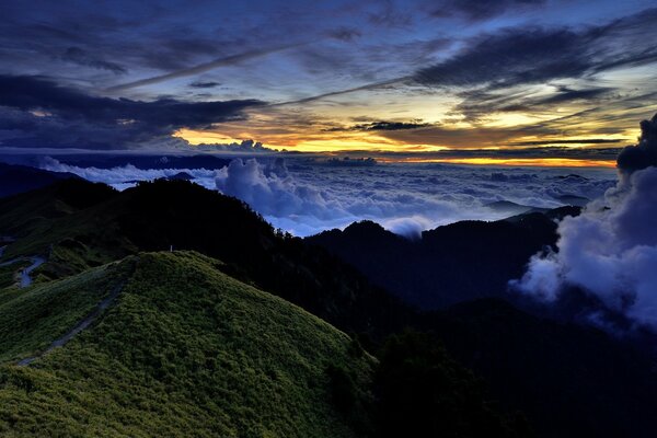 Landschaft mit Sonnenuntergang Himmel in den Wolken auf dem Hintergrund der Berge