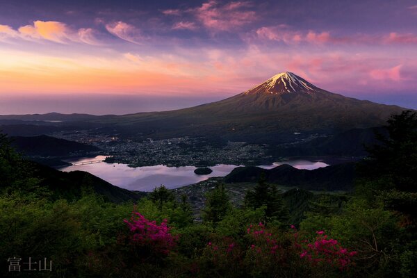 Les premiers rayons du soleil ont illuminé le stratovolcan