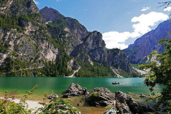 Einsames Boot in einem Bergsee