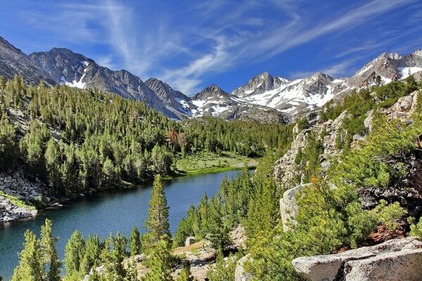 Górskie jezioro w Kalifornii