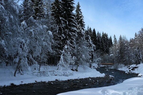 El río de invierno fluye perezosamente