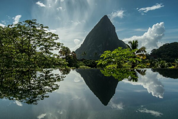 Increíble reflejo de una montaña en un río