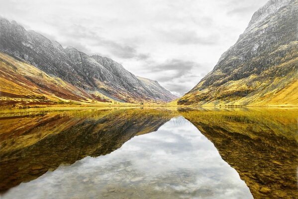 Lago in Scozia. Montagne riflesse nell acqua