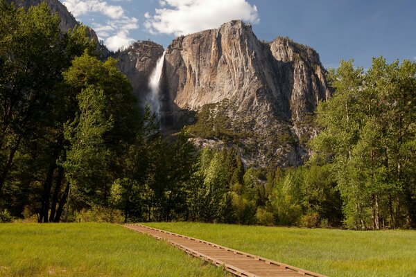 Naturaleza en los Estados Unidos cascada en las rocas