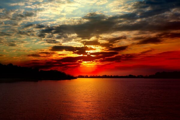 Le soleil couchant illumine les nuages enchanteurs et l eau