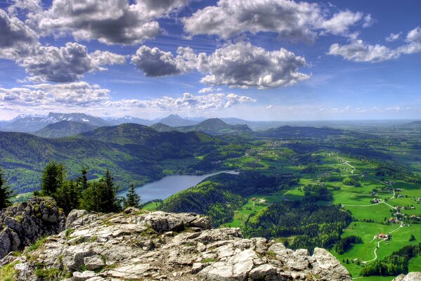 Lago nella valle verde