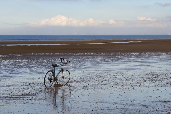 La bicicleta se encuentra en la orilla del mar