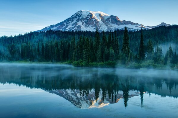 Stratovolcano in Washington State National Park