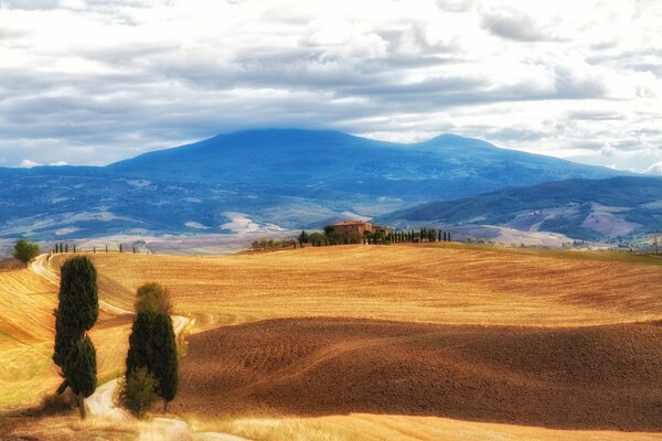 Le serene colline montuose della Toscana