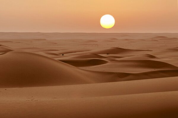 The sun on the horizon of the boundless desert