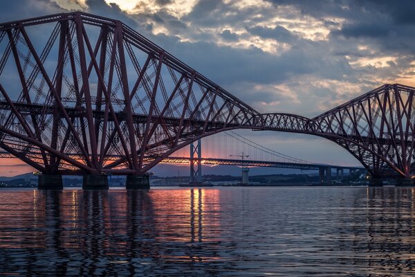 Ponte di ferro al tramonto
