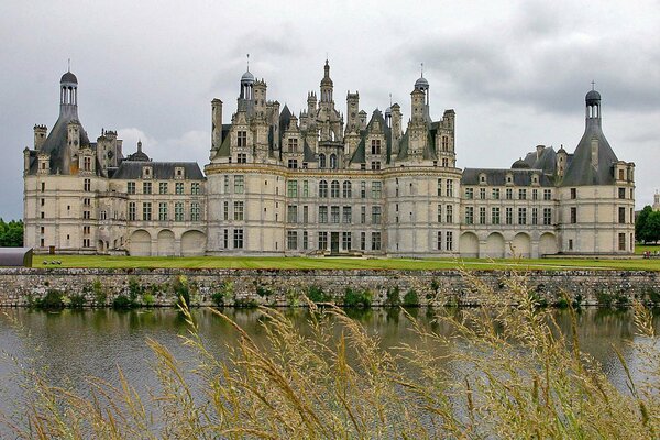 Paisaje del castillo de Chambord cerca del cuerpo de agua