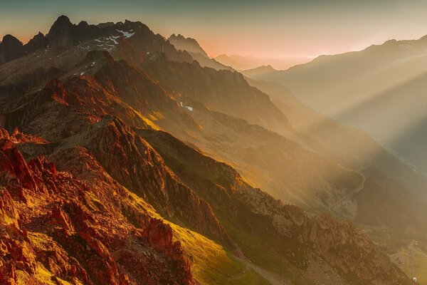 Aube dans les hautes montagnes