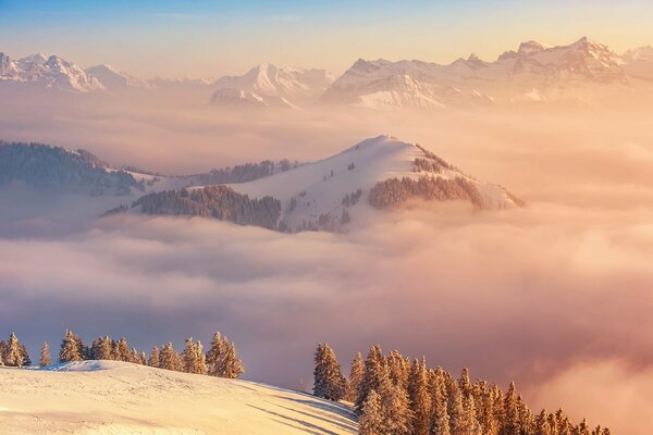 Nebel in den schneebedeckten Bergen der Schweiz