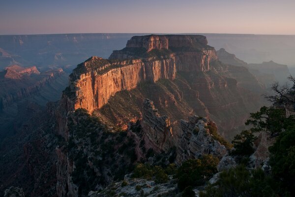 Profundo cañón iluminado por el sol brillante