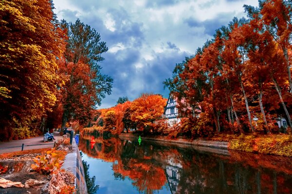 Riflessione sul fiume di autunno