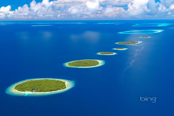 Mar azul claro e islas