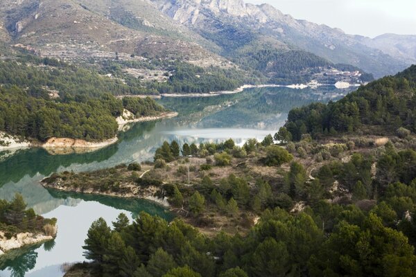 Rivière guadales à Valence en Italie, belle vue sur les montagnes et la rivière