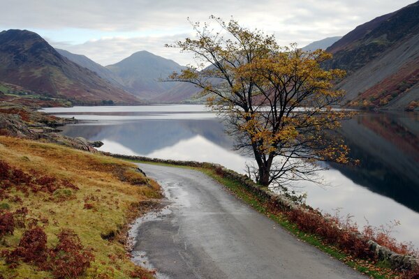 Carretera de montaña con lago