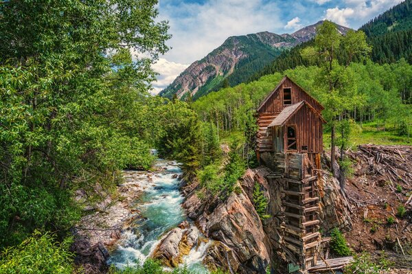 Водяная мельница на горе в лесу