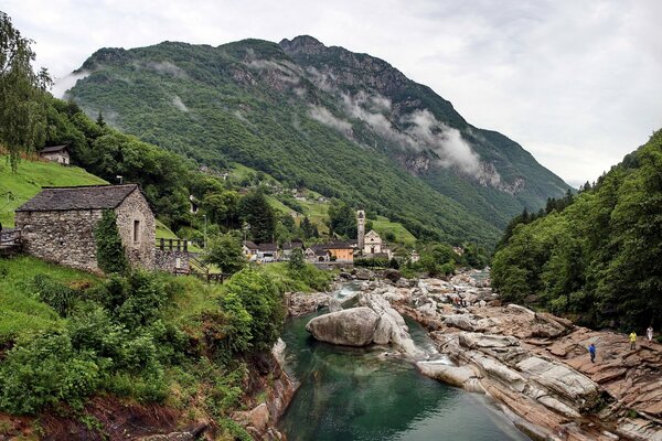 Casas en un río de montaña rocosa