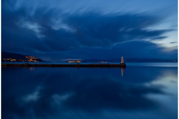 Reflet des nuages nocturnes dans la rivière bleue