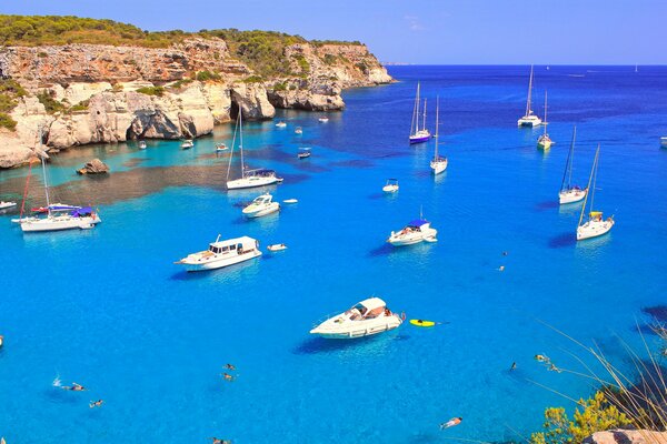 Yacht bianchi sul mare