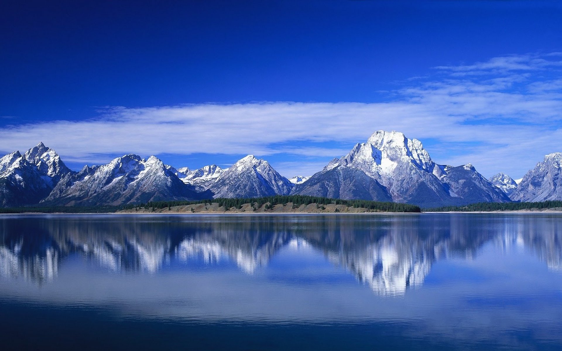 montagnes lac réflexion ciel nuages