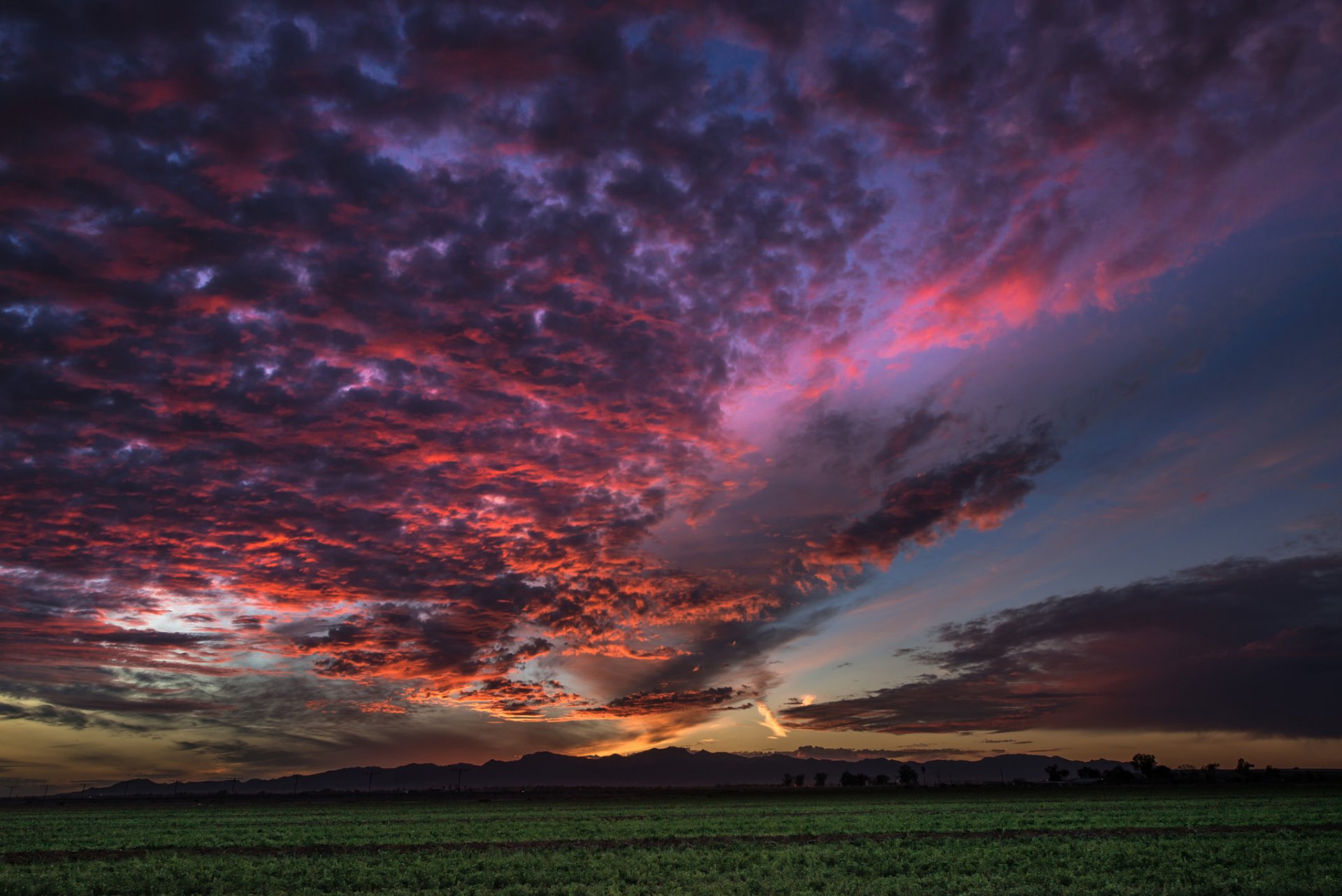 cielo puesta de sol tarde campo montañas