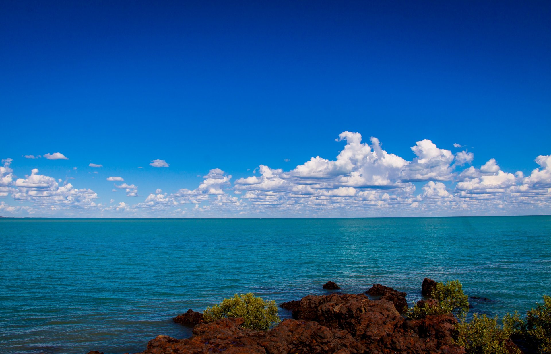 mar rocoso costa horizonte cielo nubes