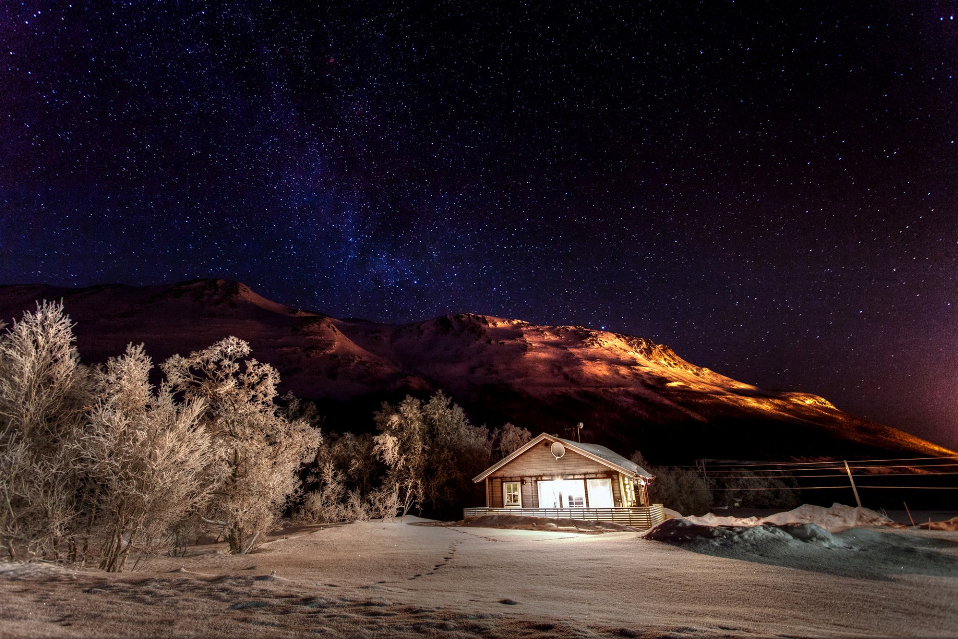 montagna inverno natura neve notte cielo stelle casa casetta luce alberi