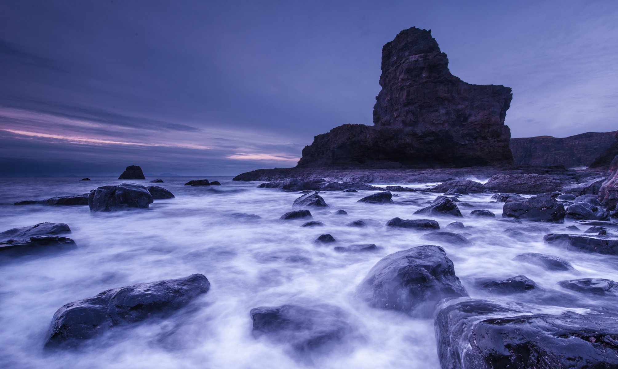 reino unido escocia bahía costa rocas rocas noche lila púrpura cielo paisaje