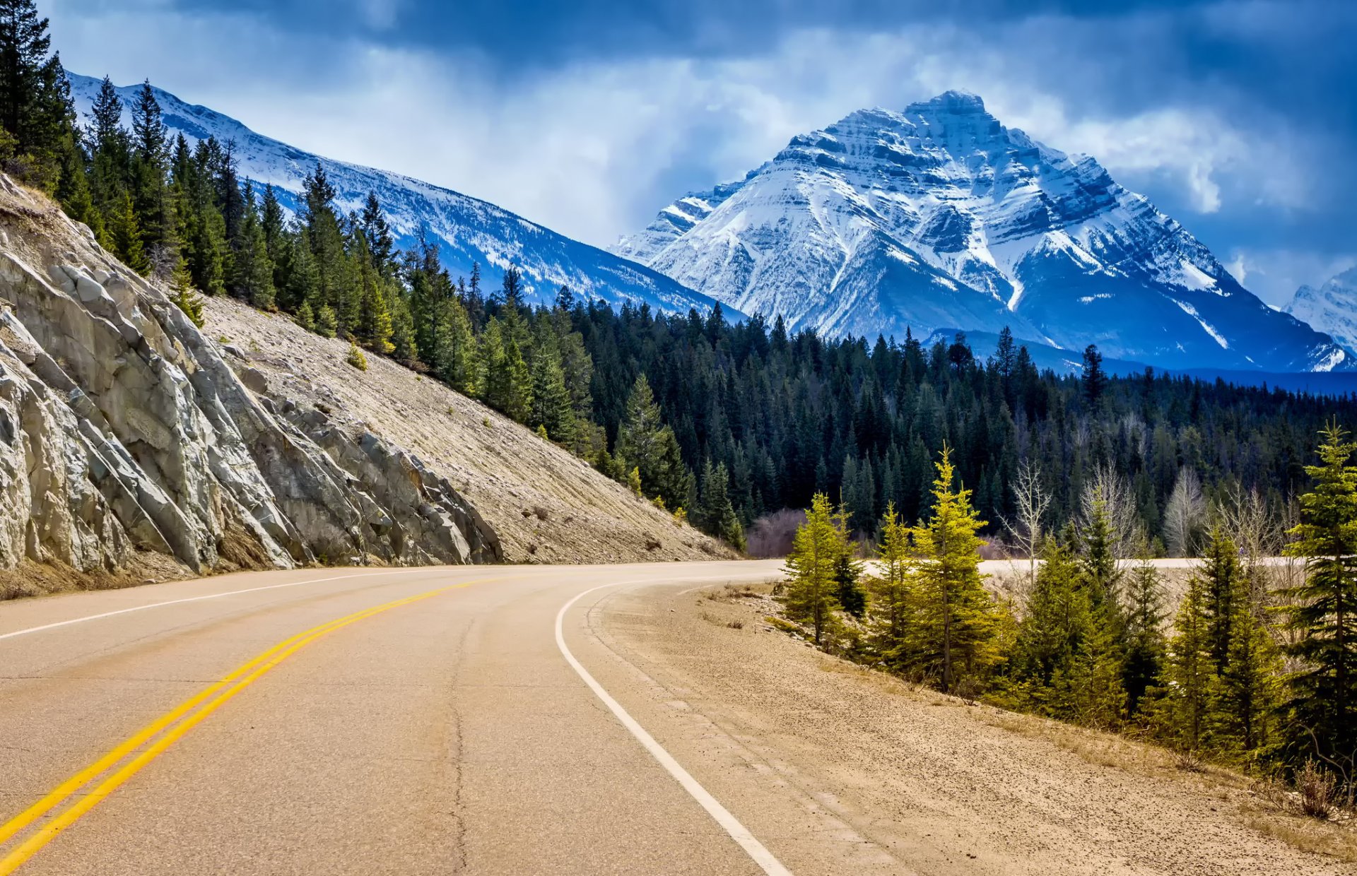 kanada alberta park narodowy jasper góry klify las drzewa świerki droga zakręt krajobraz