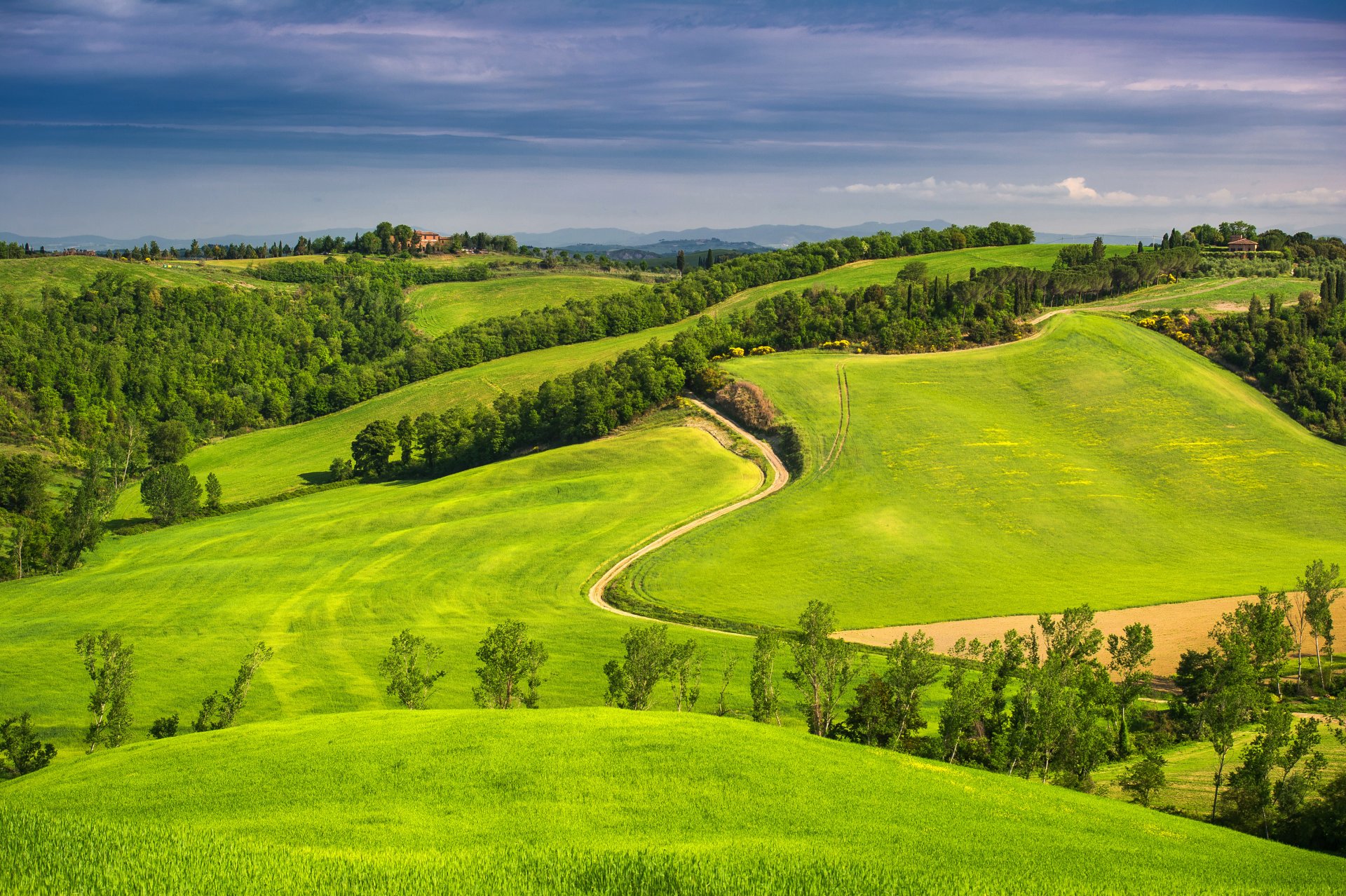 italia toscana cielo nubes campos casas carretera colinas montañas horizonte árboles bosque