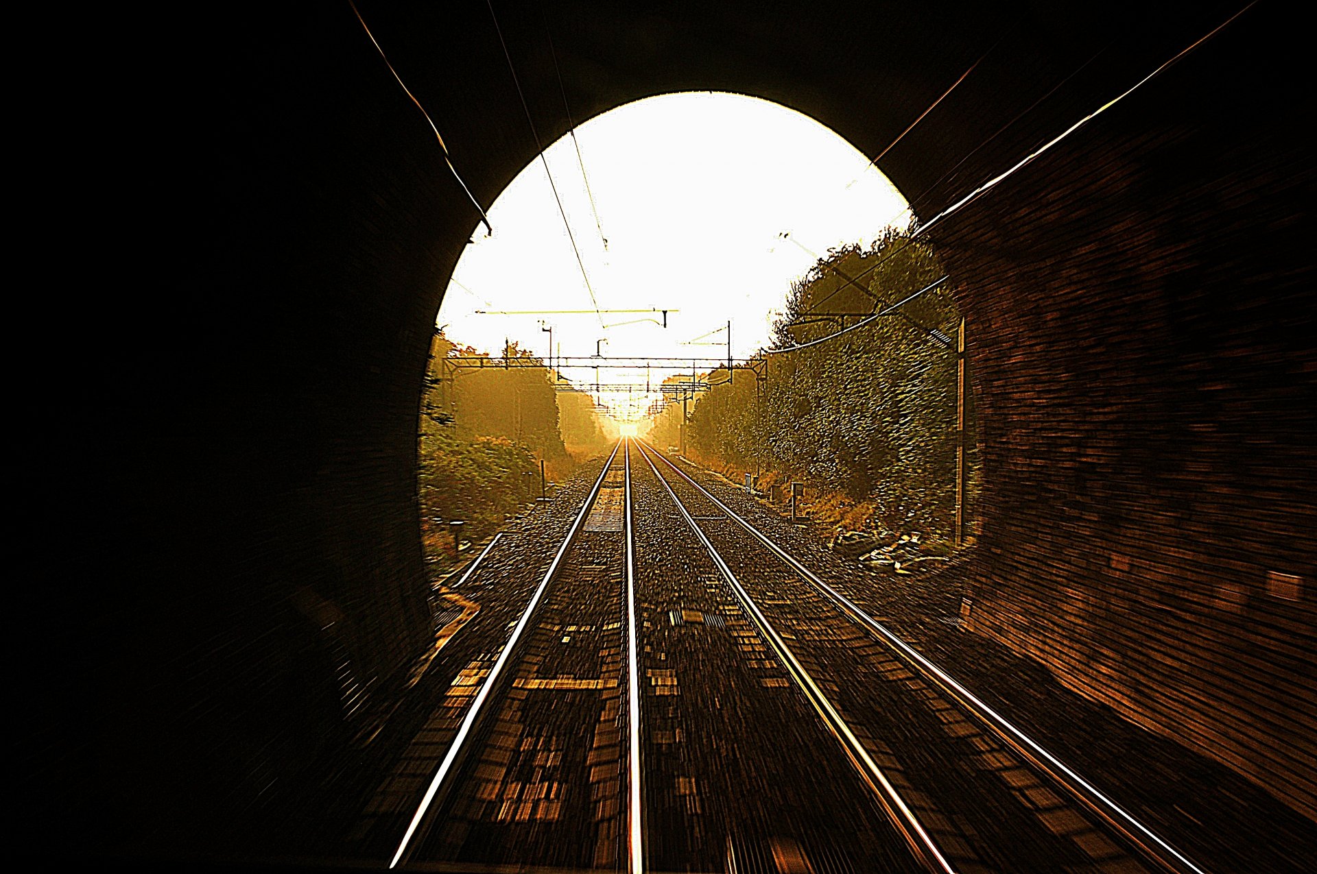 tunnel eisenbahn schienen sonne licht