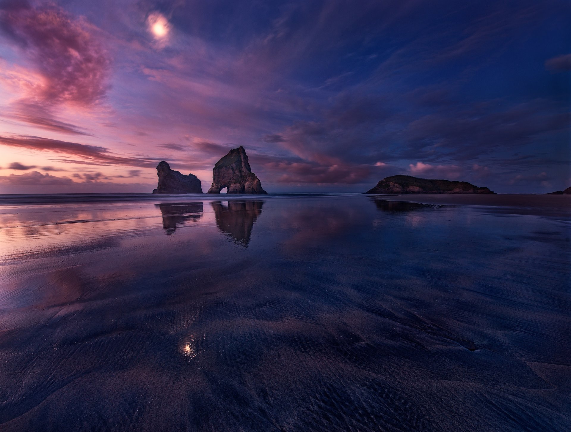 costa rocas reflexión cielo