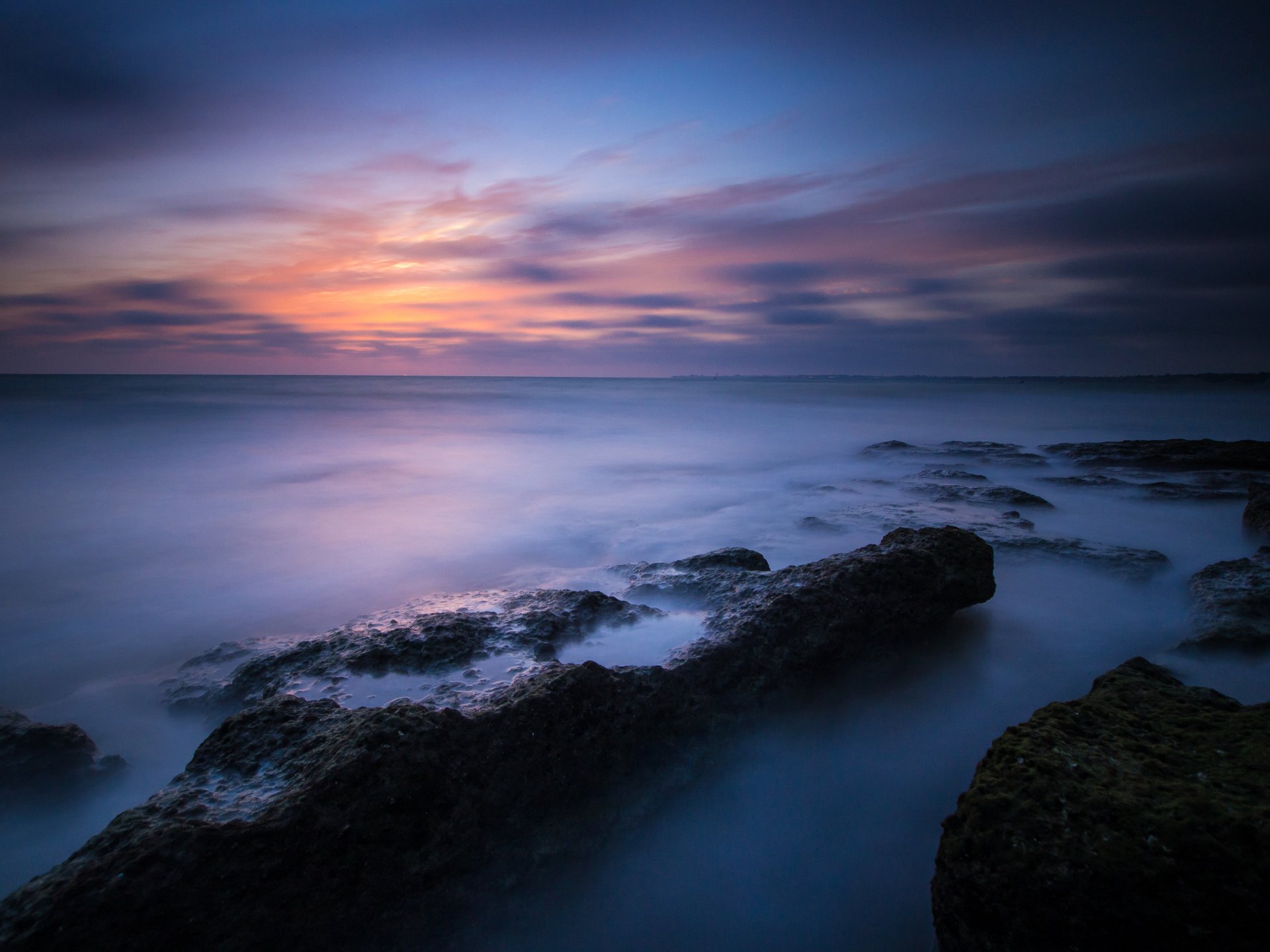 atlantico spagna costa rocce mare calma sera tramonto blu cielo nuvole