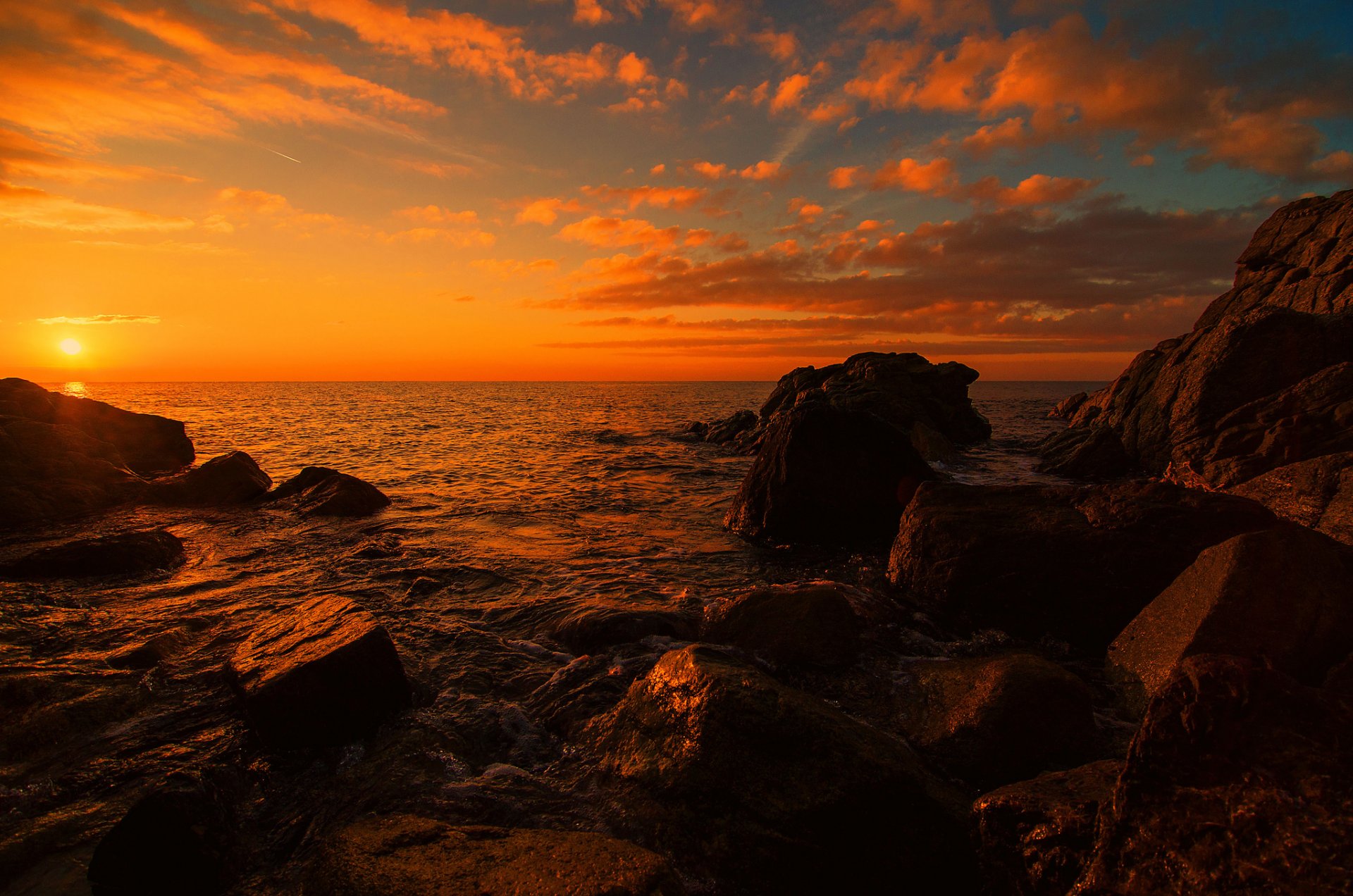 mer pierres coucher de soleil