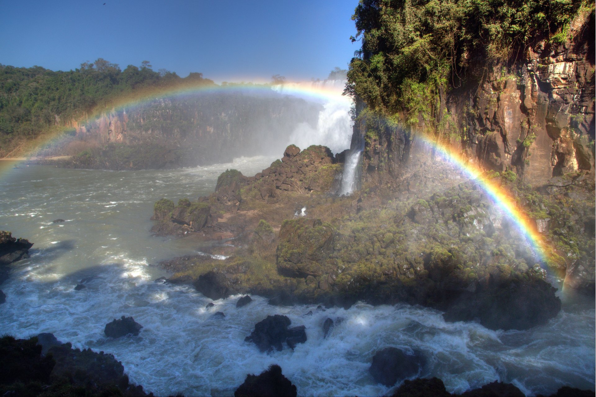 argentina cascadas iguazú agua grande corriente salpicaduras arco iris considerada la octava maravilla del mundo