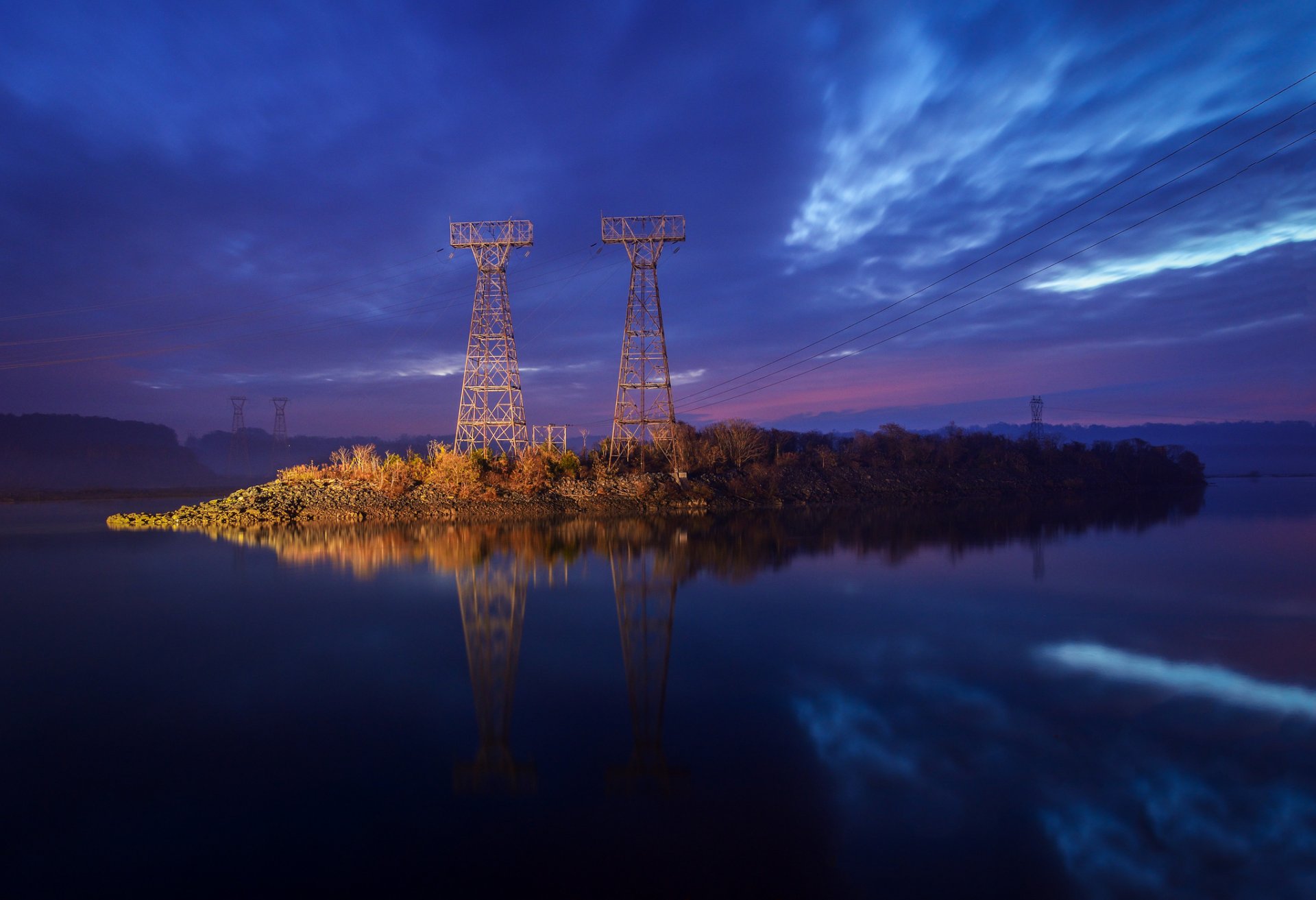 fluss wasser oberfläche reflexion ufer stromleitung drähte abend blau lila himmel wolken natur