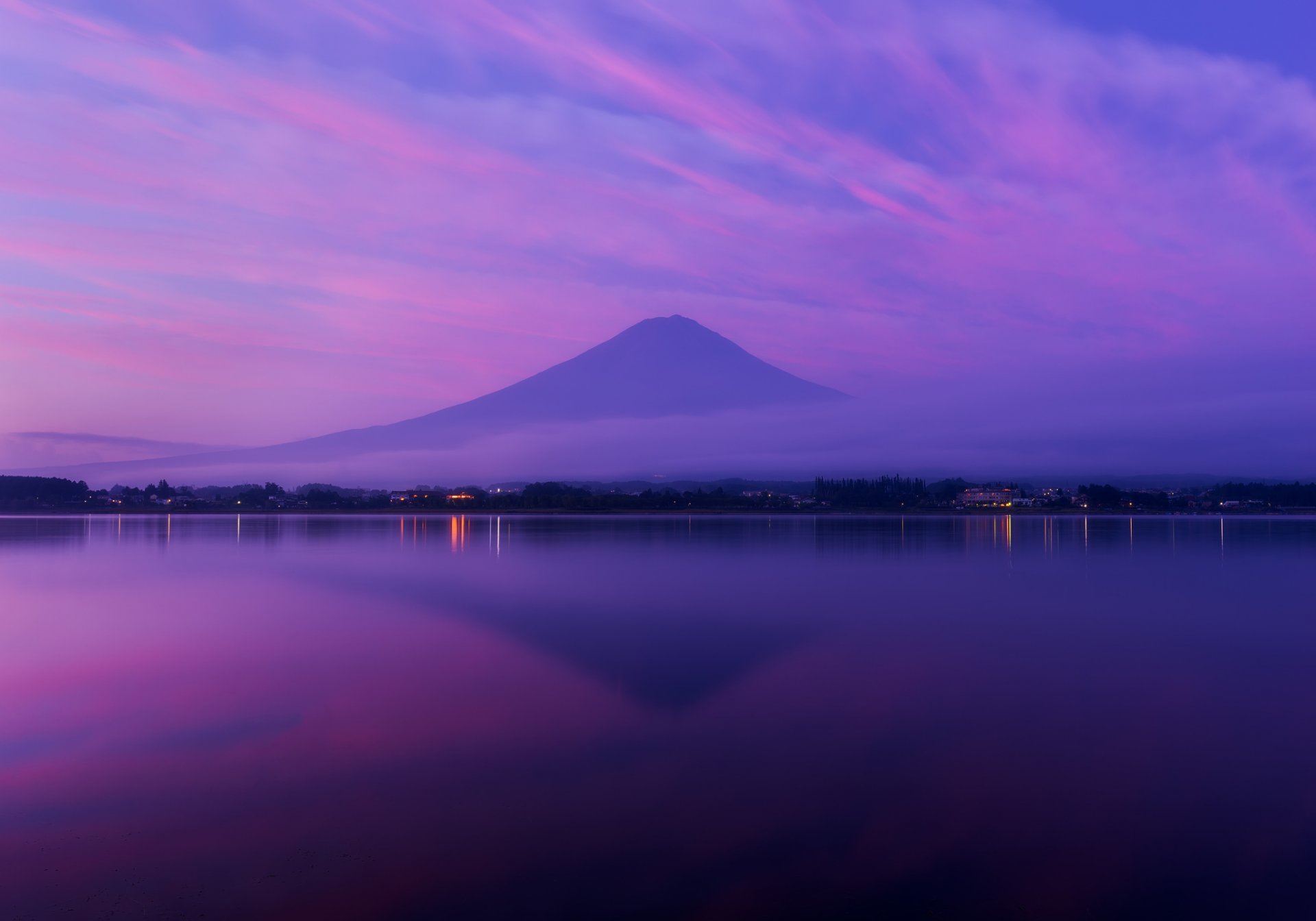 japonia honsiu fujiyama wulkan góra zatoka ocean wieczór liliowy niebo chmury mgła odbicie